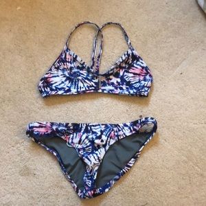 Jolyn Bennet Top (M) Bali Bottoms (L)